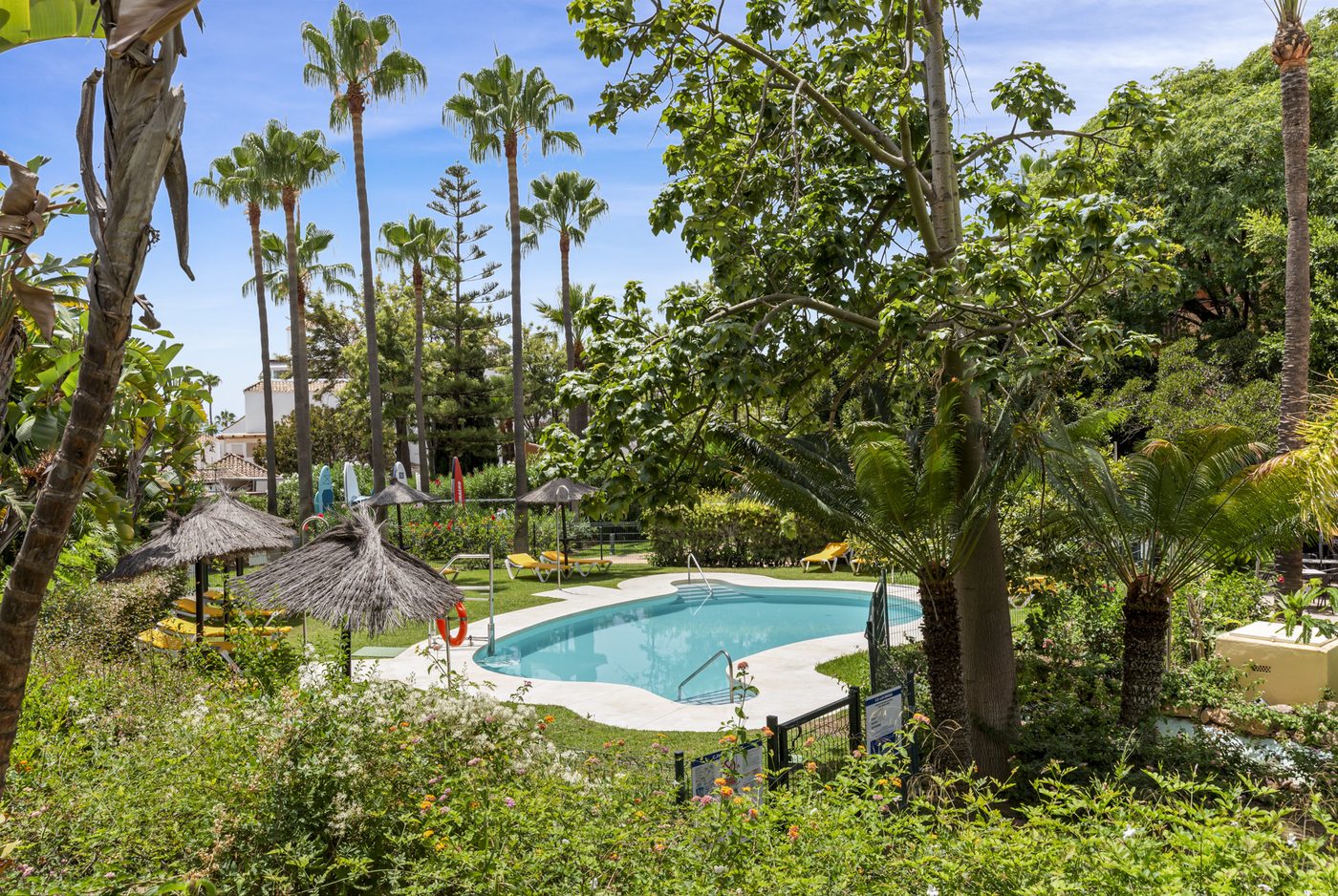 Mature gardens and a communal pool in Bahía de Marbella