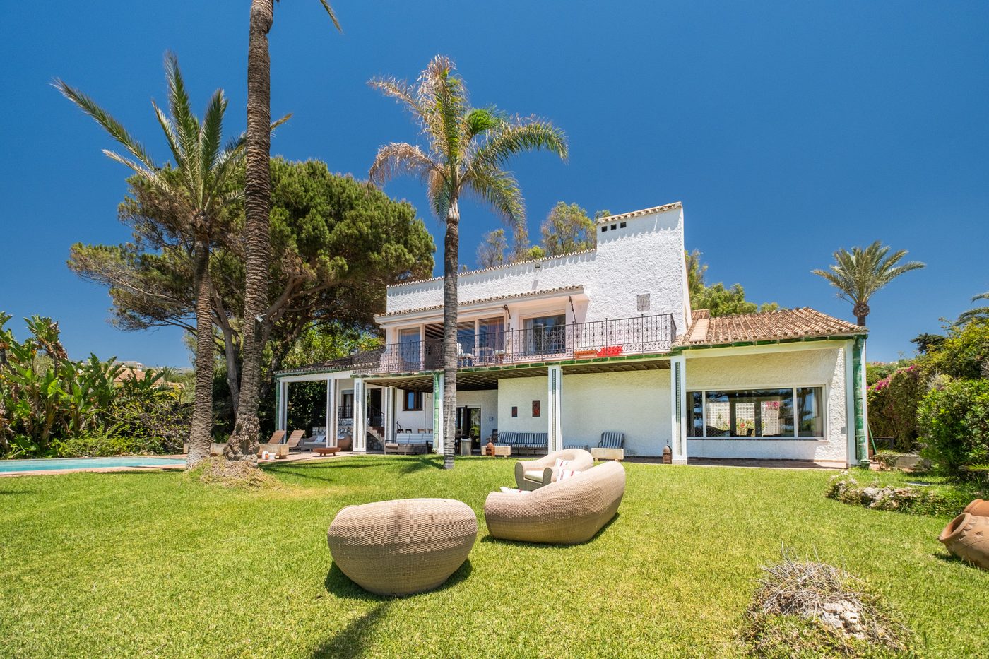 A house and its lawn on the front row at Bahía de Marbella