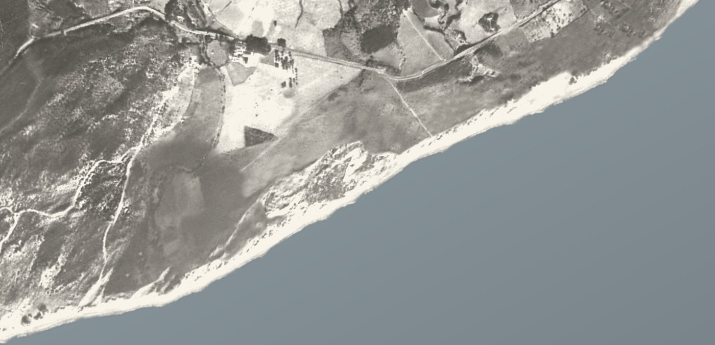 The Cabopino coast in 1956, the dune cordon and pine with no harbour