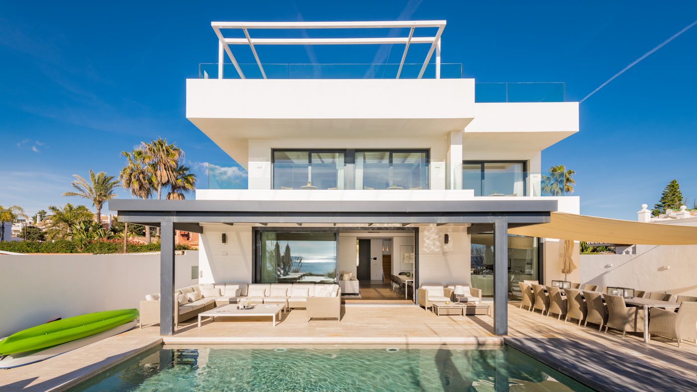A modern white house on the beach edge of the Costabella grid, Marbella