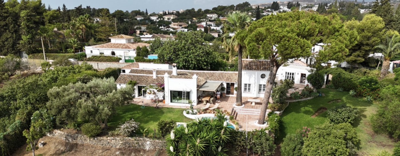 Guadalmina Alta from the air: white villas, tiled roofs and umbrella pines on large plots