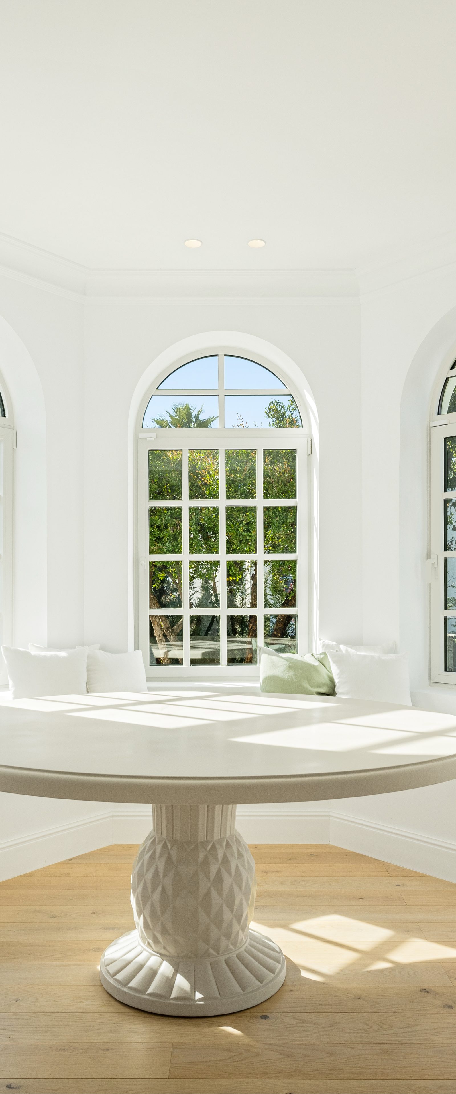 A bay window over the garden, Marbella