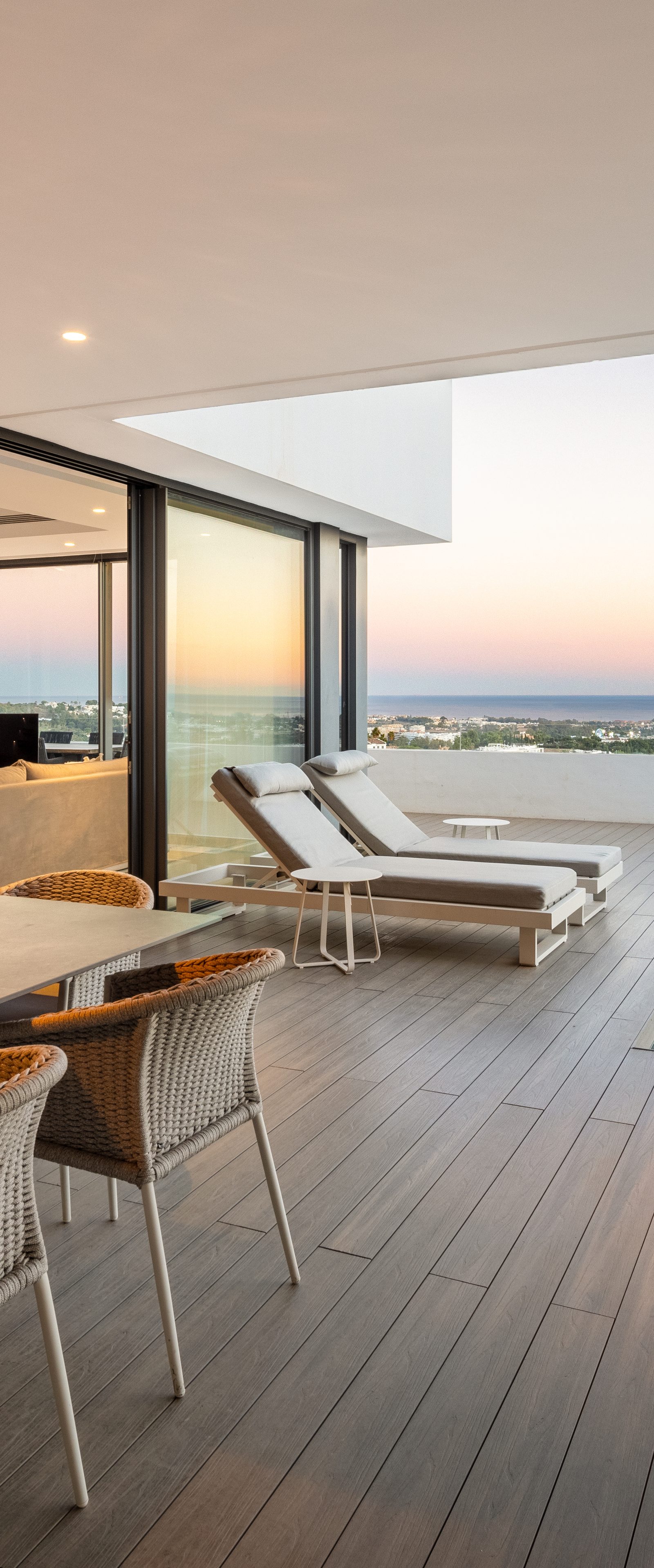 A working terrace above the Golden Mile