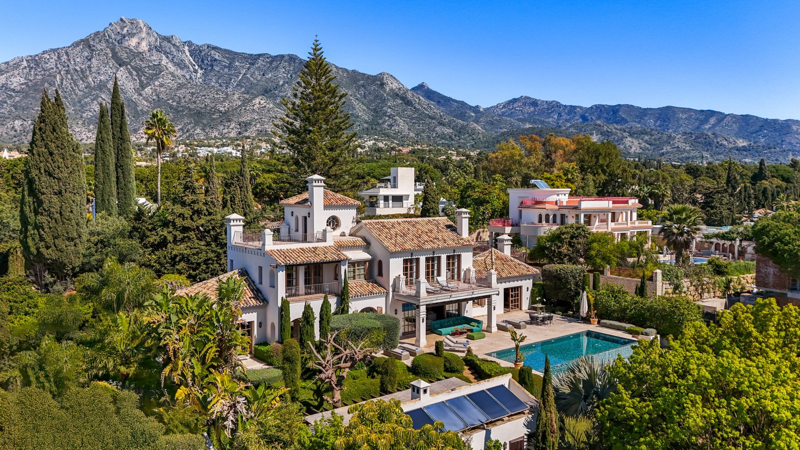 La Carolina from above, large gardens between the A-7 motorway and the Golden Mile boulevard
