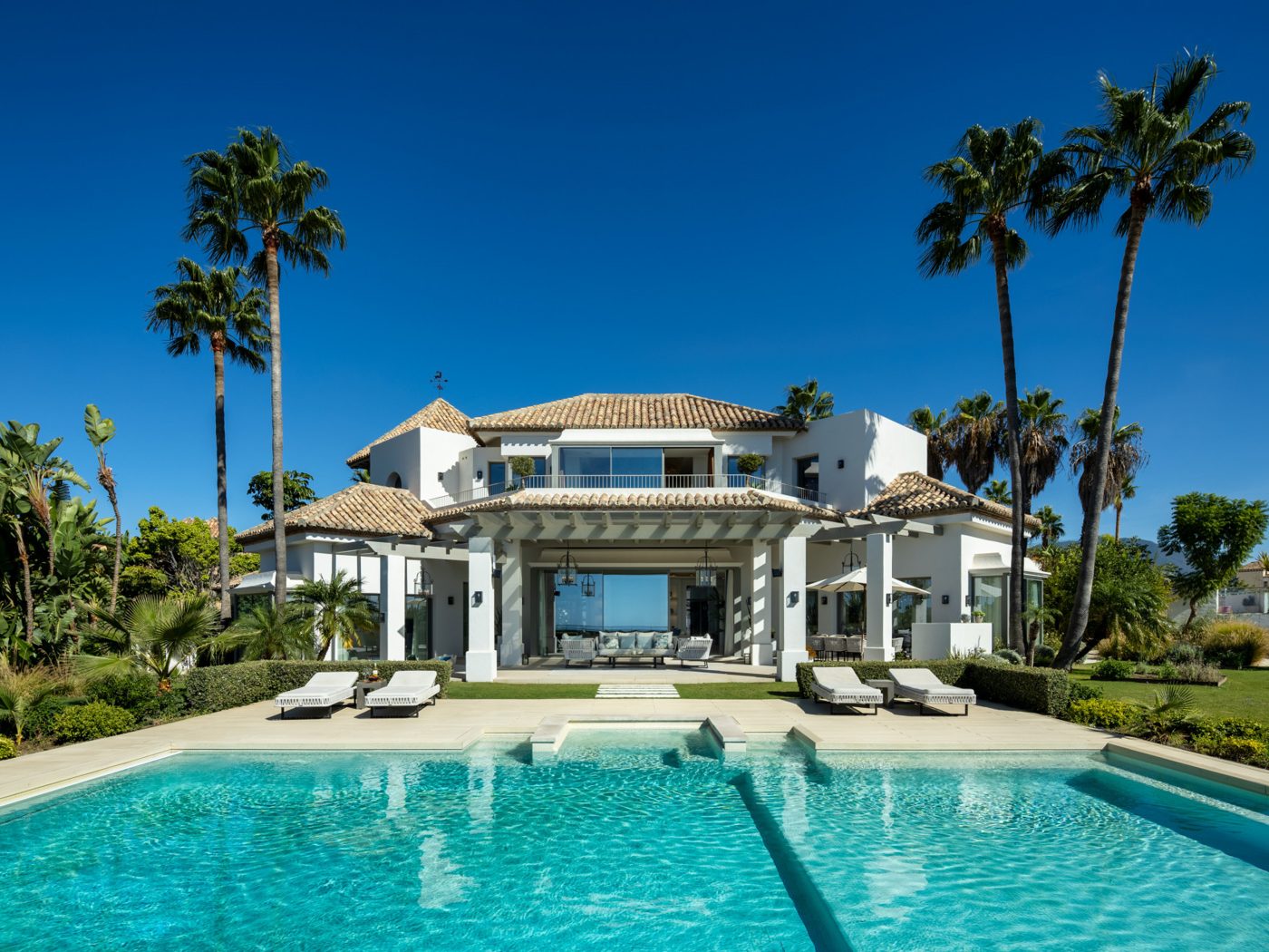 Pool and palms at a villa in La Quinta, Benahavís