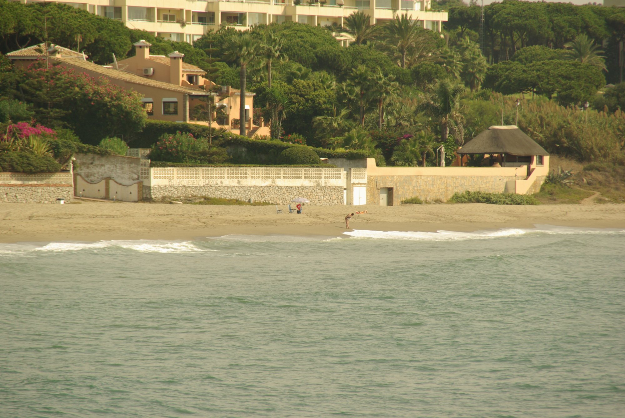 The beachside estate at Las Chapas, Marbella, low roofs among pines running down to the sand. Photograph: Concepción Amat Orta, CC BY 3.0.