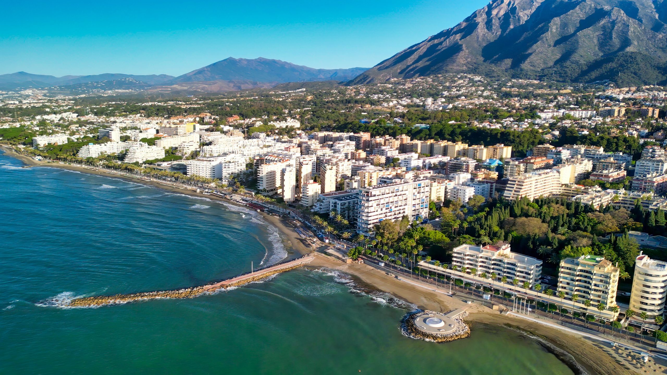Central Marbella from the air, the apartment blocks of the centre between the Paseo Marítimo and the avenue, with the beaches, the sea wall and La Concha behind