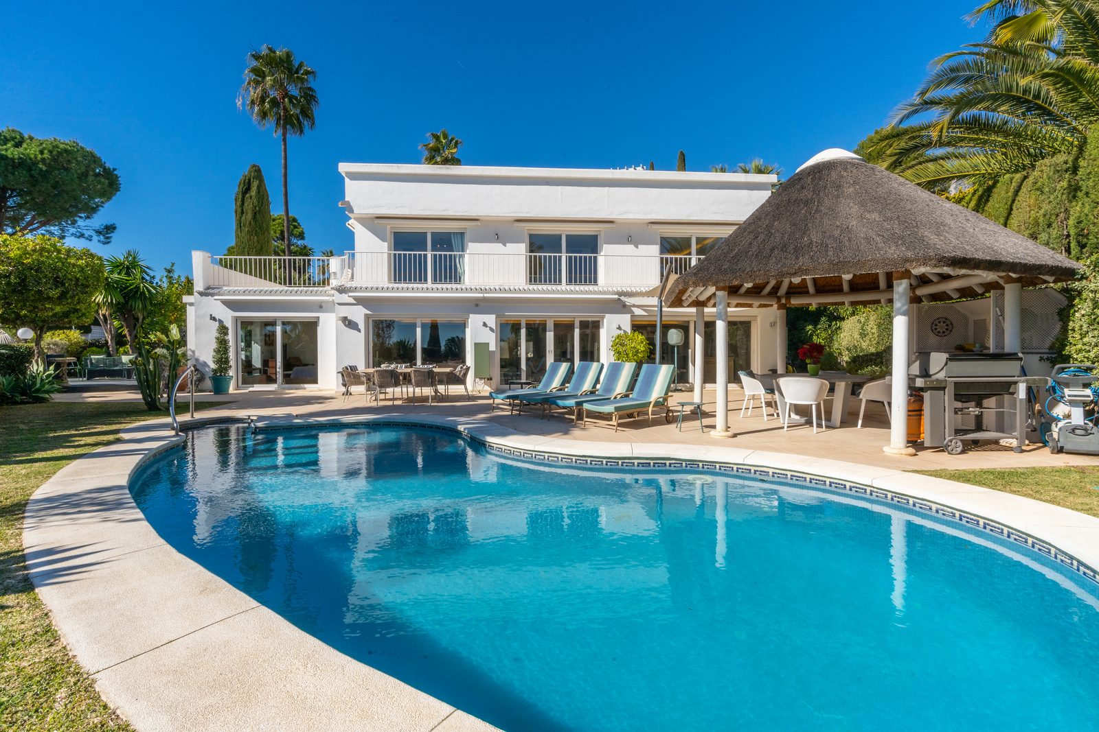 Villa with pool in a gated hillside urbanisation above Marbella