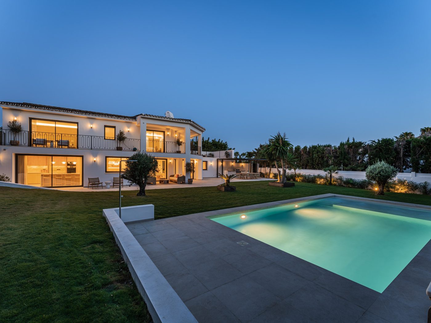 Pool and garden of a villa in Nagüeles