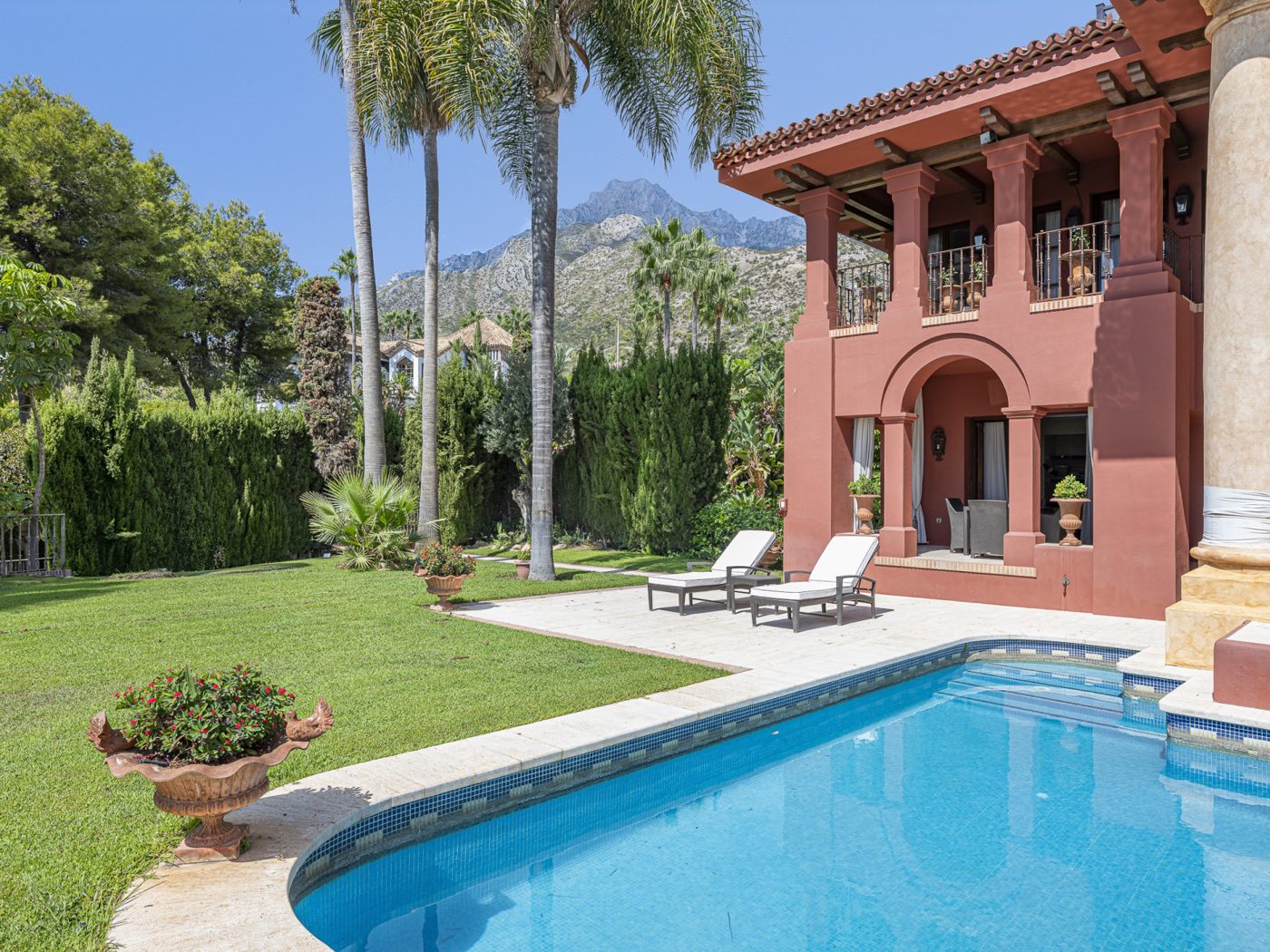 A Mediterranean villa in Sierra Blanca with La Concha behind