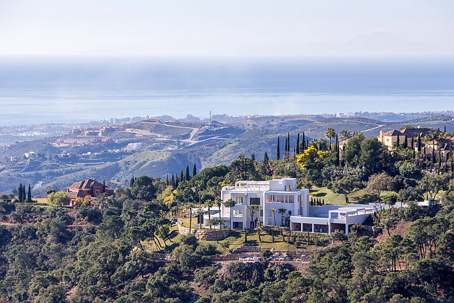 Hillside estate in Benahavís with mountains behind