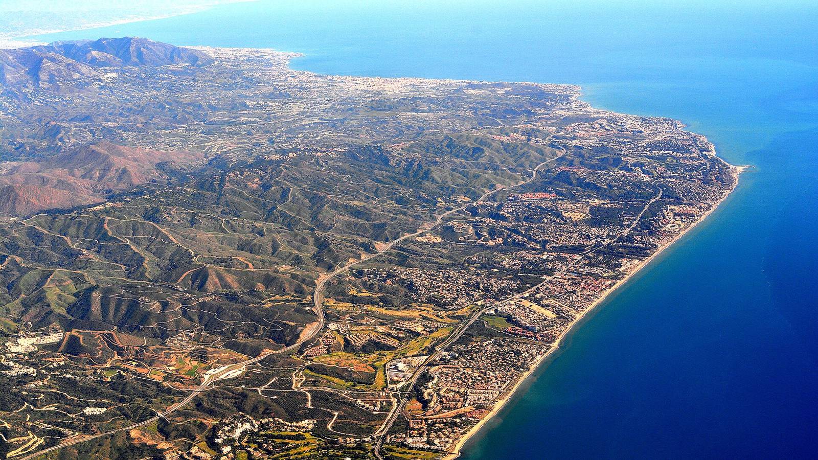 Aerial view of the Marbella coast between the mountains and the sea, the setting for the green corridors in the new plan