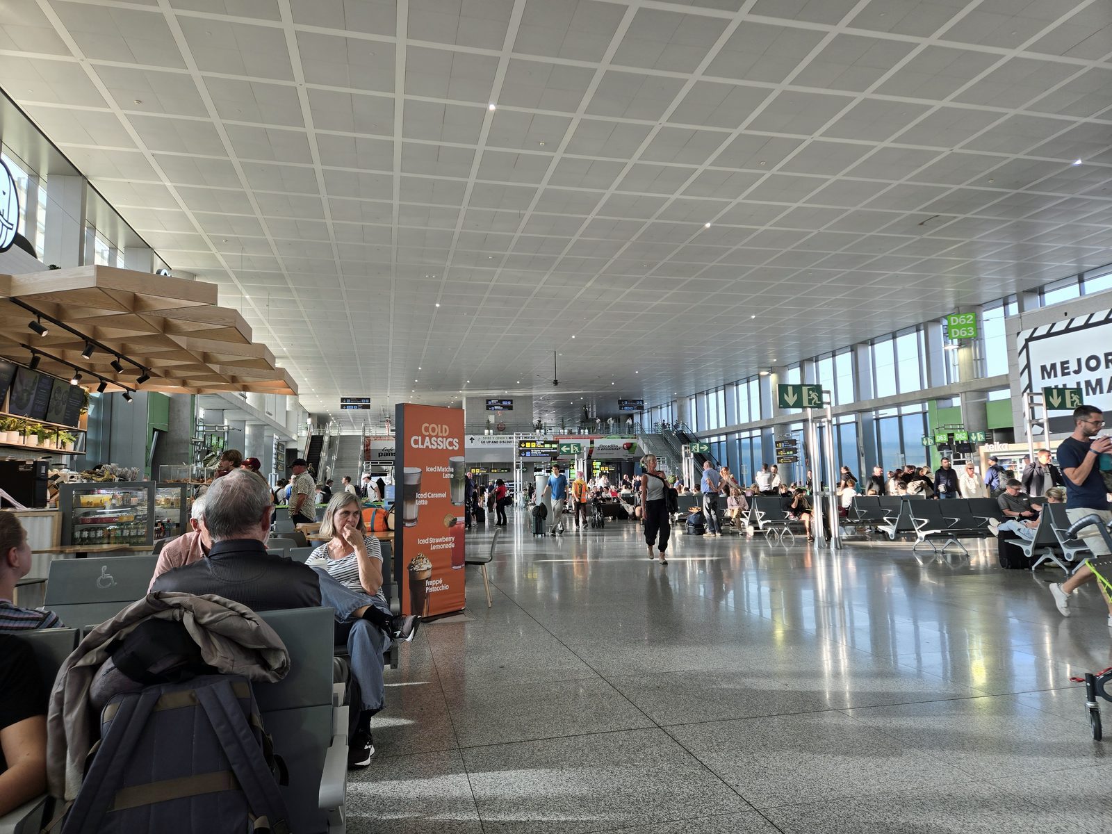 Málaga airport terminal departure gates
