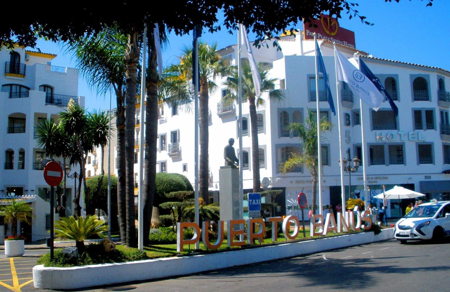 Puerto Banús entrance with the monument to José Banús