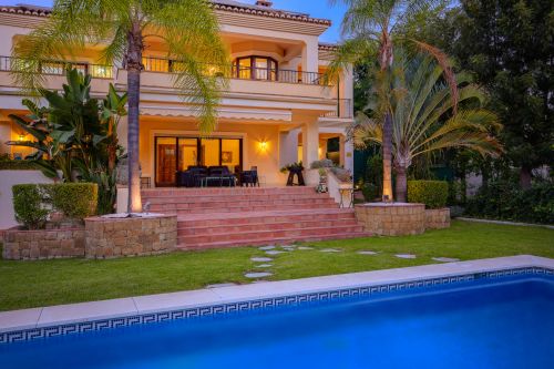 Family villa with garden and pool in Benahavís
