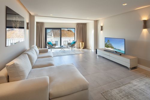 Renovated apartment on the first line of Puerto Banus, with sea views
