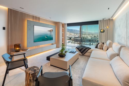 Contemporary apartment located within the the famous Puerto Banus Marina