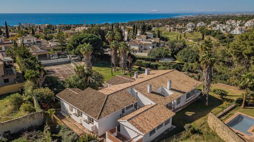 A fantastic investment opportunity located in a secure residential area in Marbella, La Montua