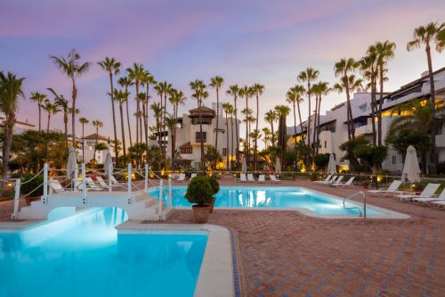 A stunning modern apartment sporting sea views within the exclusive enclave of the Puente Romano Resort on the Marbella Golden Mile.