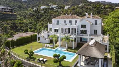 Exquisite mansion where modern elegance meets traditional Andalusian architecture