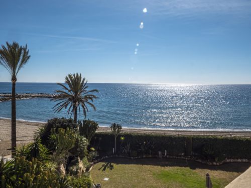 Luxurious apartment in Puerto Banús with stunning sea views.