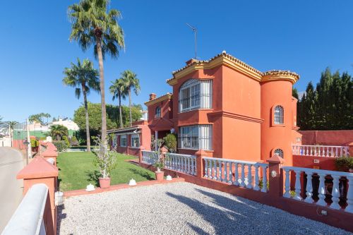 Villa with sea views in Seghers, Estepona