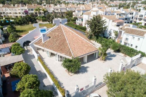 Restaurant and Plot with  Project for a Business Center in El Pilar – El Paraíso, Estepona