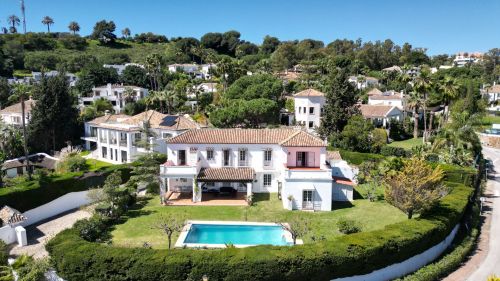 New to the market, Exclusivity:  Detached Villa for Sale in Nueva Andalucía, Marbella – Prime Location with Sea Views.