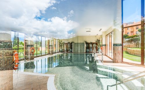 Elegant Garden Apartment with Luxury