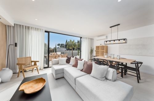 Elegant Renovated Townhouse Near Aloha Golf – Private Garden and Gated Community