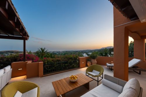 Artful 4-Bedroom Elevated Ground Floor Apartment with Panoramic Sea Views in Les Belvederes, La Cerquilla – Nueva Andalucía
