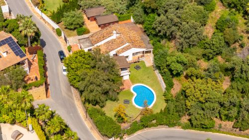 CHARMING 4-BEDROOM VILLA WITH EXPANSIVE OUTDOOR AREA IN El ROSARIO, MARBELLA