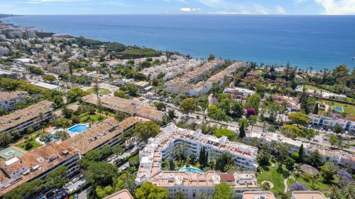 Impressive three bedroom, south facing duplex penthouse in the well-known and gated community Marbella Real