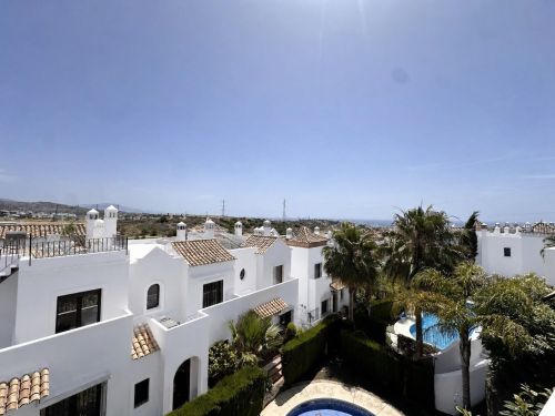 Front line golf townhouse, 3 bed 3 bath and private garage, in Azata Golf, Estepona West