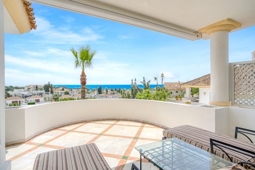 Wonderful three bedroom, south east facing duplex penthouse in the exclusive and gated community of Monte Paraiso on the Golden Mile