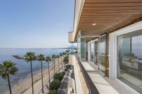 Front line beach apartment with sea views!