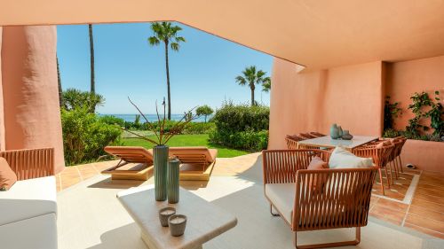 Elegant Beachfront Apartment in Menara Beach, Estepona East