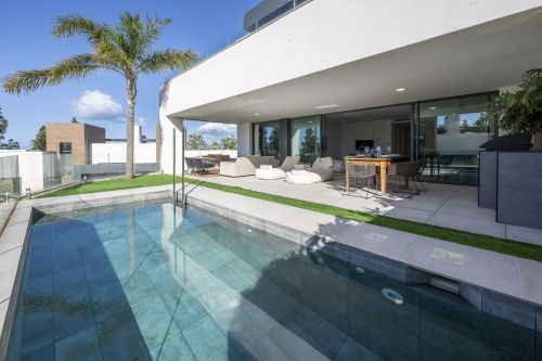 Brand new modern duplex with private pool in Artola with sea view