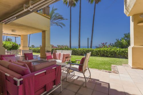 Exquisite and stylishly renovated Apartment with Direct Beach Access