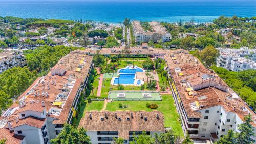 Wonderful south facing. two bedroom duplex penthouse located in the highly sought-after Carolina Park on Marbella’s prestigious Golden Mile