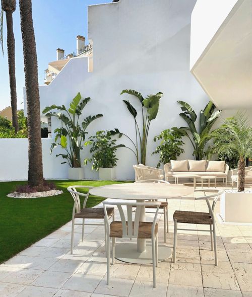 ELEGANT GROUND FLOOR RETREAT WITH PRIVATE GARDEN IN NUEVA ANDALUCÍA