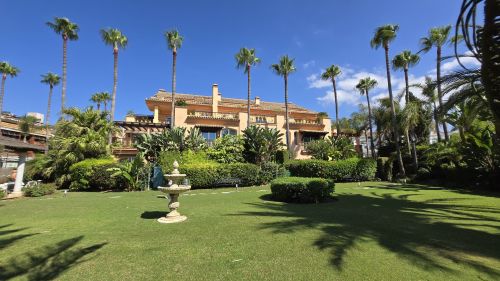 Exclusive luxury ground floor apartment with garden on the first line beach of Puerto Banús
