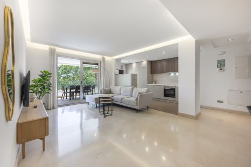 Exclusive modern three-bedroom apartament very close to San Pedro Beach