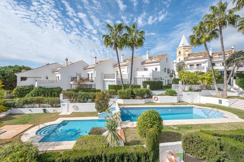 Three-bedroom townhouse with views in the best residential area of Nagueles
