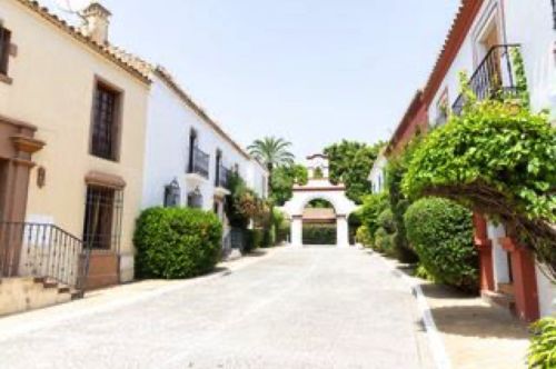 BEAUTIFUL TOWNHOUSE IN GUADALMINA BAJA