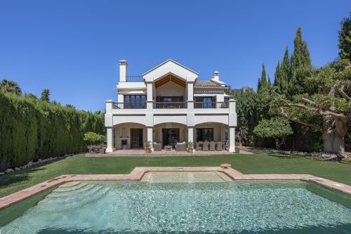 Villa de lujo estilo mediterránea con cinco dormitorios y vistas al mar en Camojan