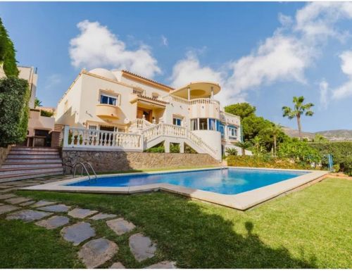 Villa for sale in Benalmadena