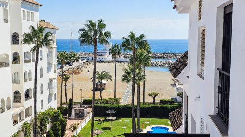 Large 1-Bedroom Apartment with Sea Views in Frontline Beach Complex