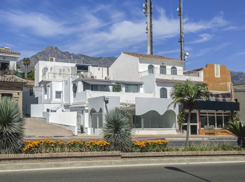 Petit Hotel with 6 suites and restaurant on the Golden Mile, a short walk from the beach