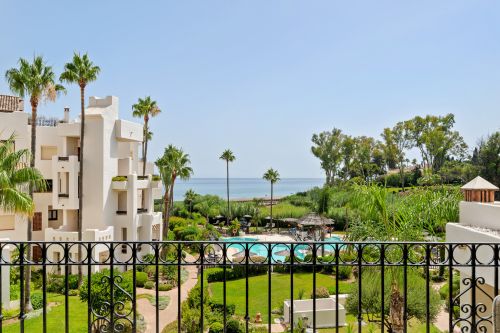 Luxury Renovated Apartment With Views